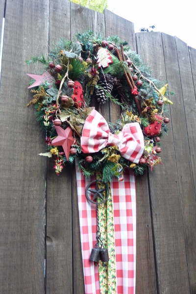 DL Rustic Holiday Decor – Fence wreath detail