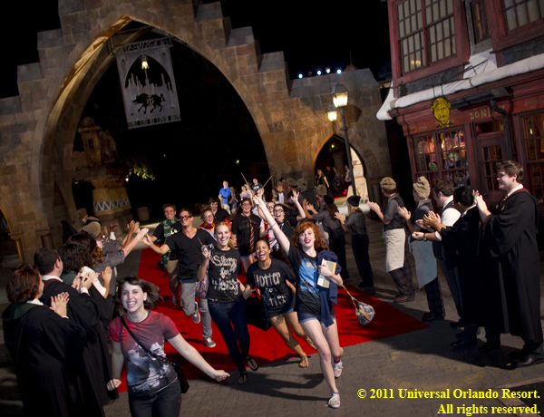 Universal Orlando Resort Surprises Guests at Midnight Screening of the Final Harry Potter Film with Once-in-a-Lifetime Opportunity:Exclusive Access to The Wizarding World of Harry Potter