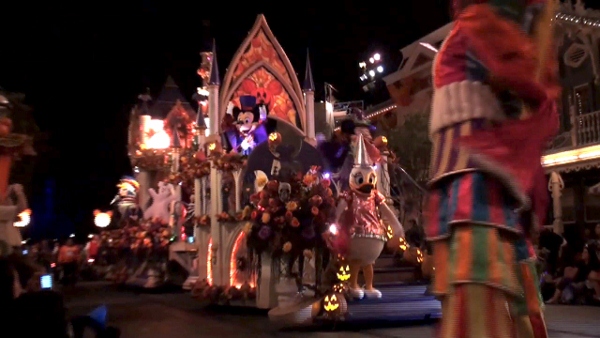 DL Halloween Party Parade 2 (600×338)